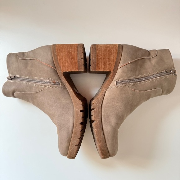 Korks-Ease Esmerelda Taupe Suede Lug Sole Block Heel Ankle Booties Size 8 - Picture 4 of 12